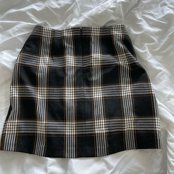 ARITZIA | Sunday Best Notched Check Mini Skirt - Picture 2 of 4